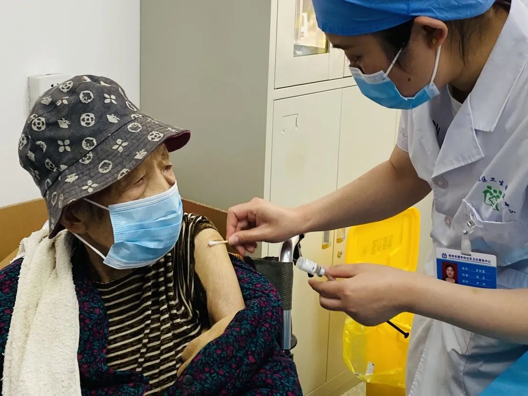 郑州 102 岁老人带 99 岁老伴接种新冠病毒疫苗