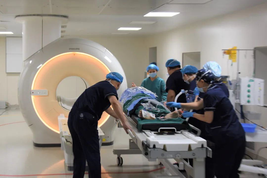 深圳市萨米医疗中心：脑肿瘤切除黑科技，术中核磁永远的神