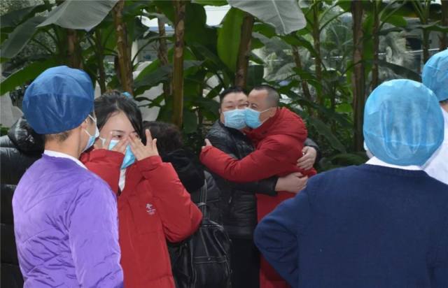 大庆市人民医院支援孝感医疗队今日出征