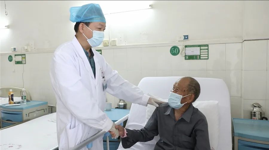 柳州市红十字会医院帮助百岁老人重拾「睛彩」世界