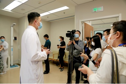 中宣部「走向我们的小康生活」大型主题采访活动走进合肥京东方医院