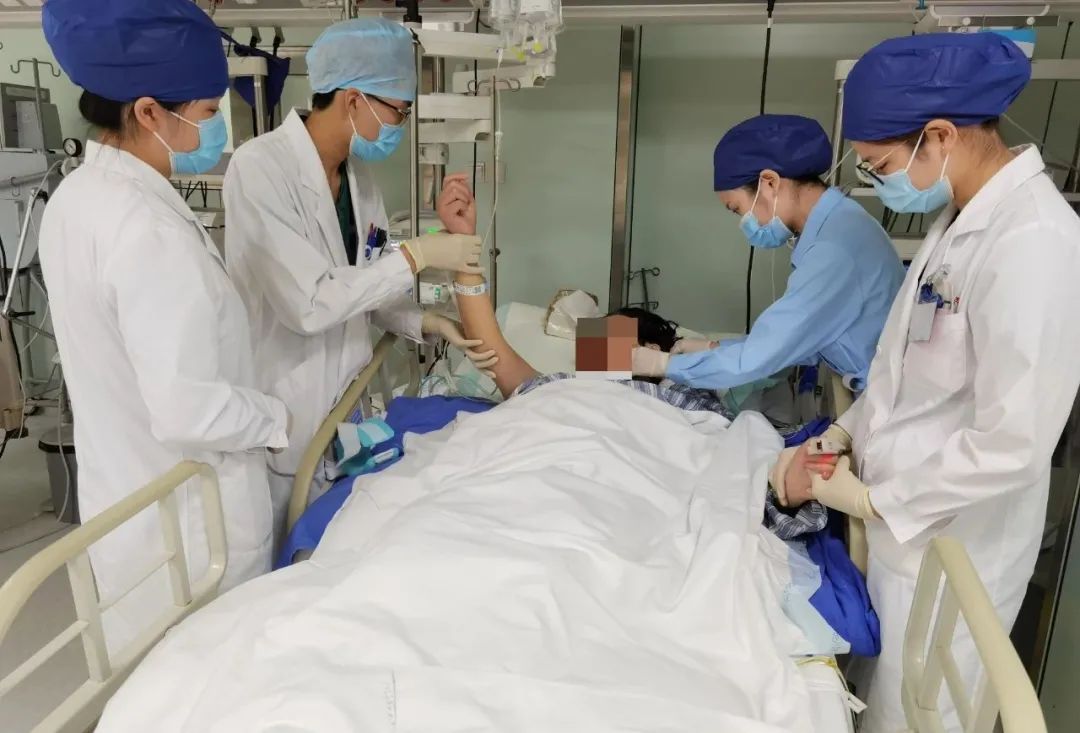 上海市同济医院重症医学科联合多学科救治车祸垂危外籍女子