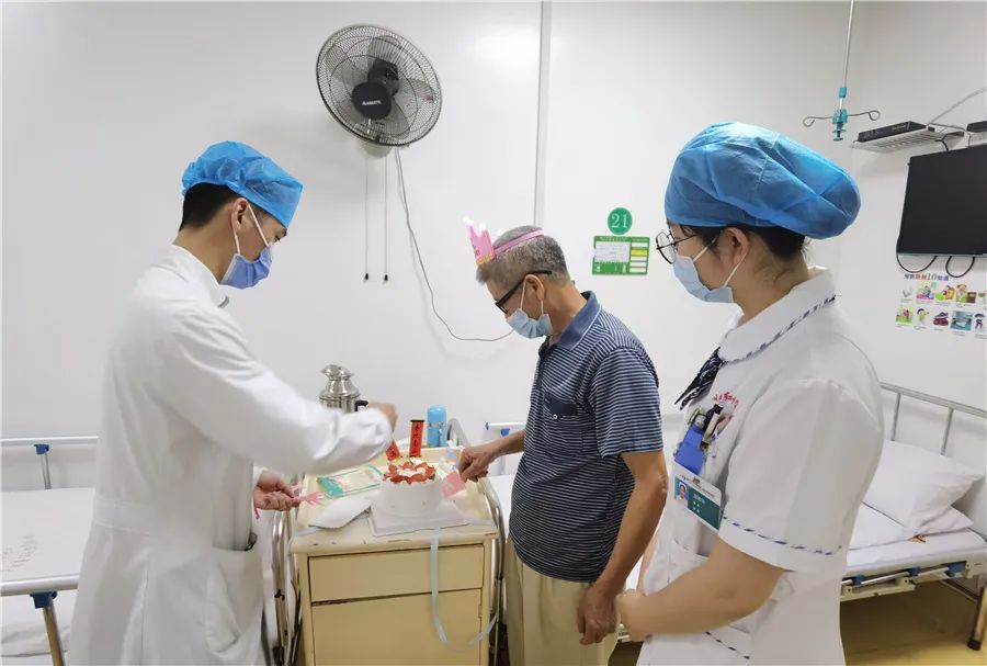 柳州市红十字会医院眼科四病区医护人员为 66 岁老伯在病房过生日