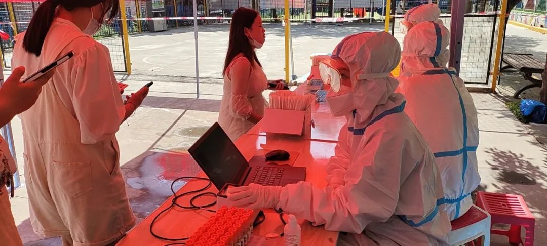 催泪，他们靠后背贴冰棒解暑 ！西安高新医院百人核酸采集队出发！