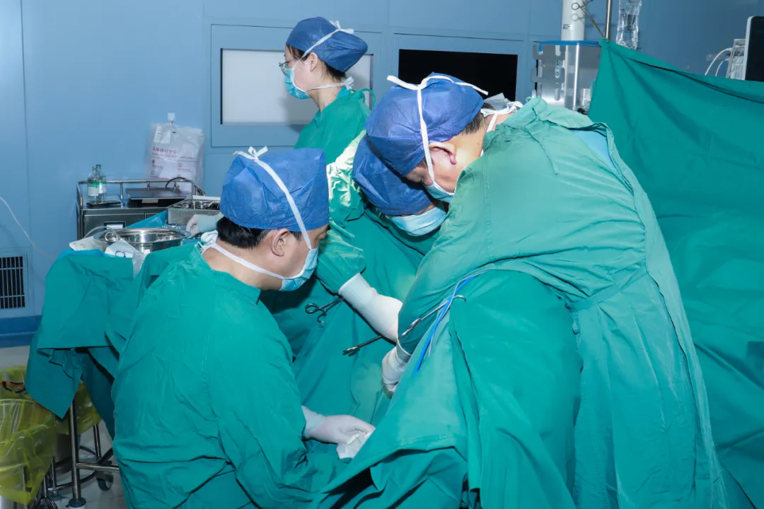 全国首例达芬奇手术机器人性别重置术在西安成功实施