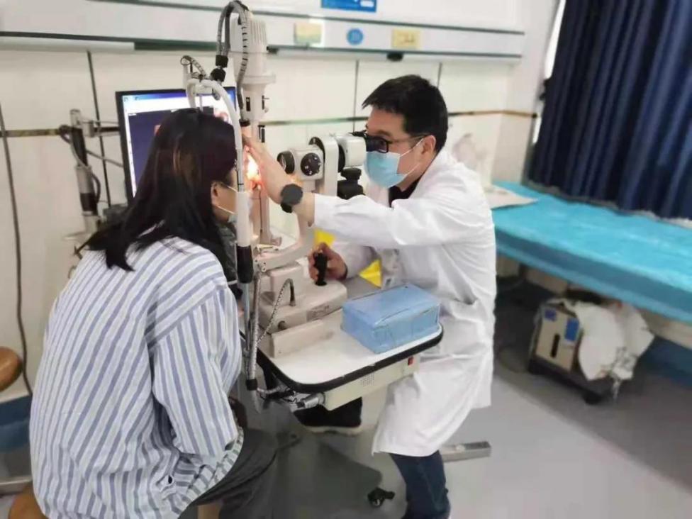 济南市第二人民医院：20 多岁大学生患圆锥角膜险致盲，OCT 导航板层角膜移植送光明