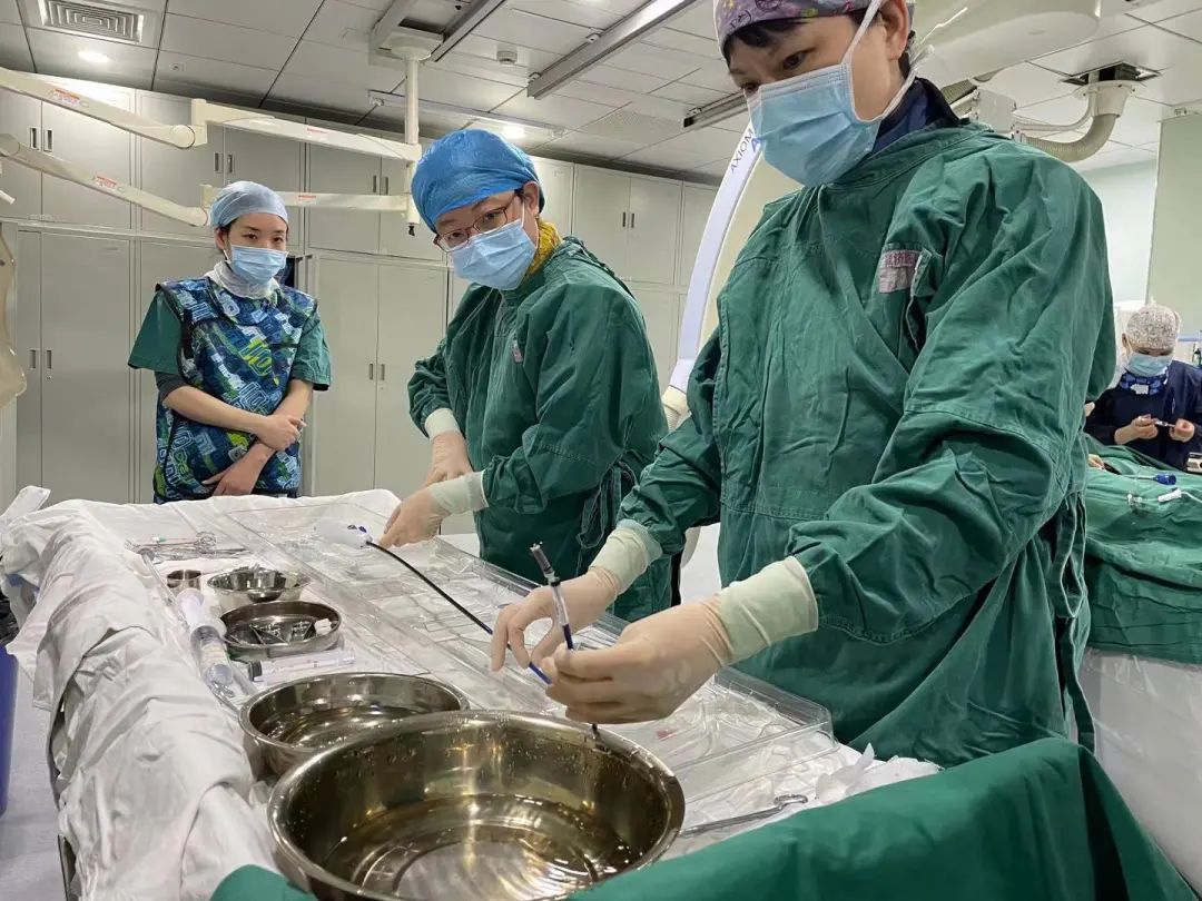 同济大学附属同济医院心血管内科顺利完成 2021 年上海市第一台无导线起搏手术
