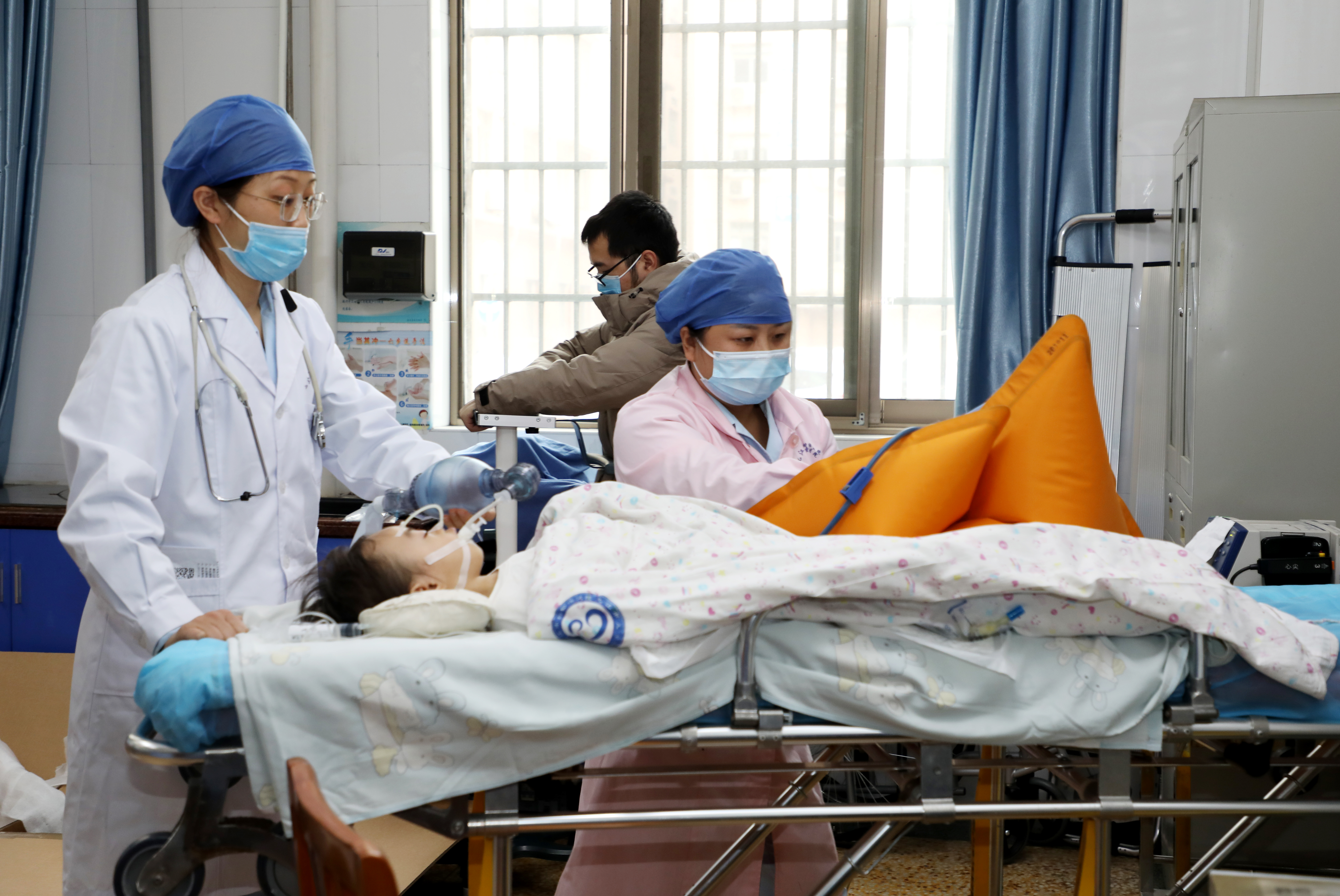 两岁男童双侧气管异物生命垂危，江西省儿童医院三分钟内取出