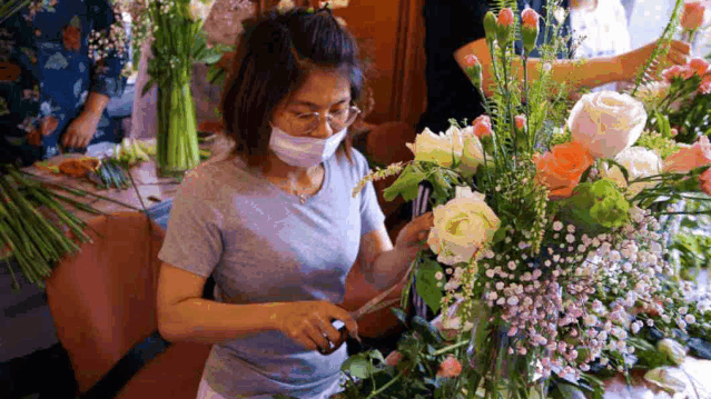 上海市第二康复医院工会开展母亲节主题插花 DIY 活动
