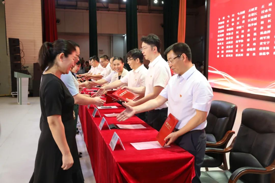 广西医科大学第一附属医院举办「七一」表彰大会暨庆祝中国共产党成立 100 周年文艺晚会