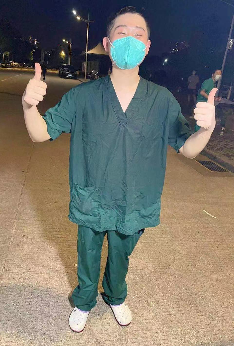 博士新生入学报到邂逅护士男友为自己采核酸