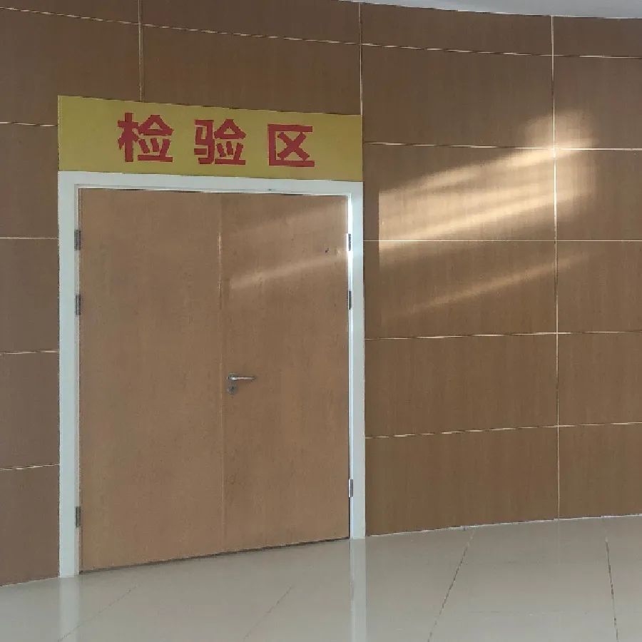 同时严格实行「三区两通道(污染区,潜在污染区,清洁区,患者通道,工作