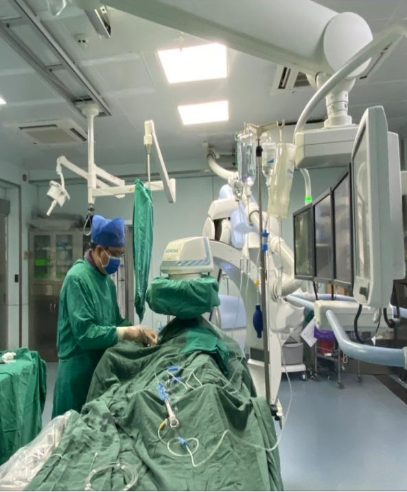 心血管内科一区成功开展我院首例经导管无导线心脏起搏器植入术