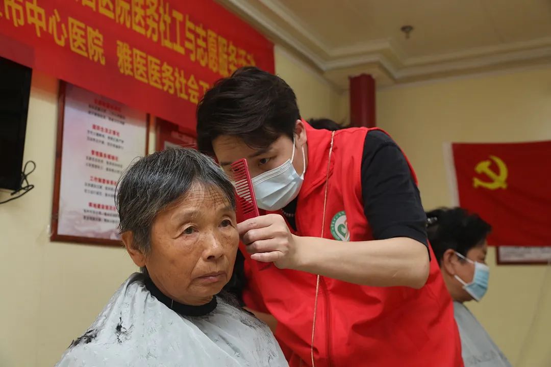 暖心！湘潭市中心医院重阳节的「打开方式」……