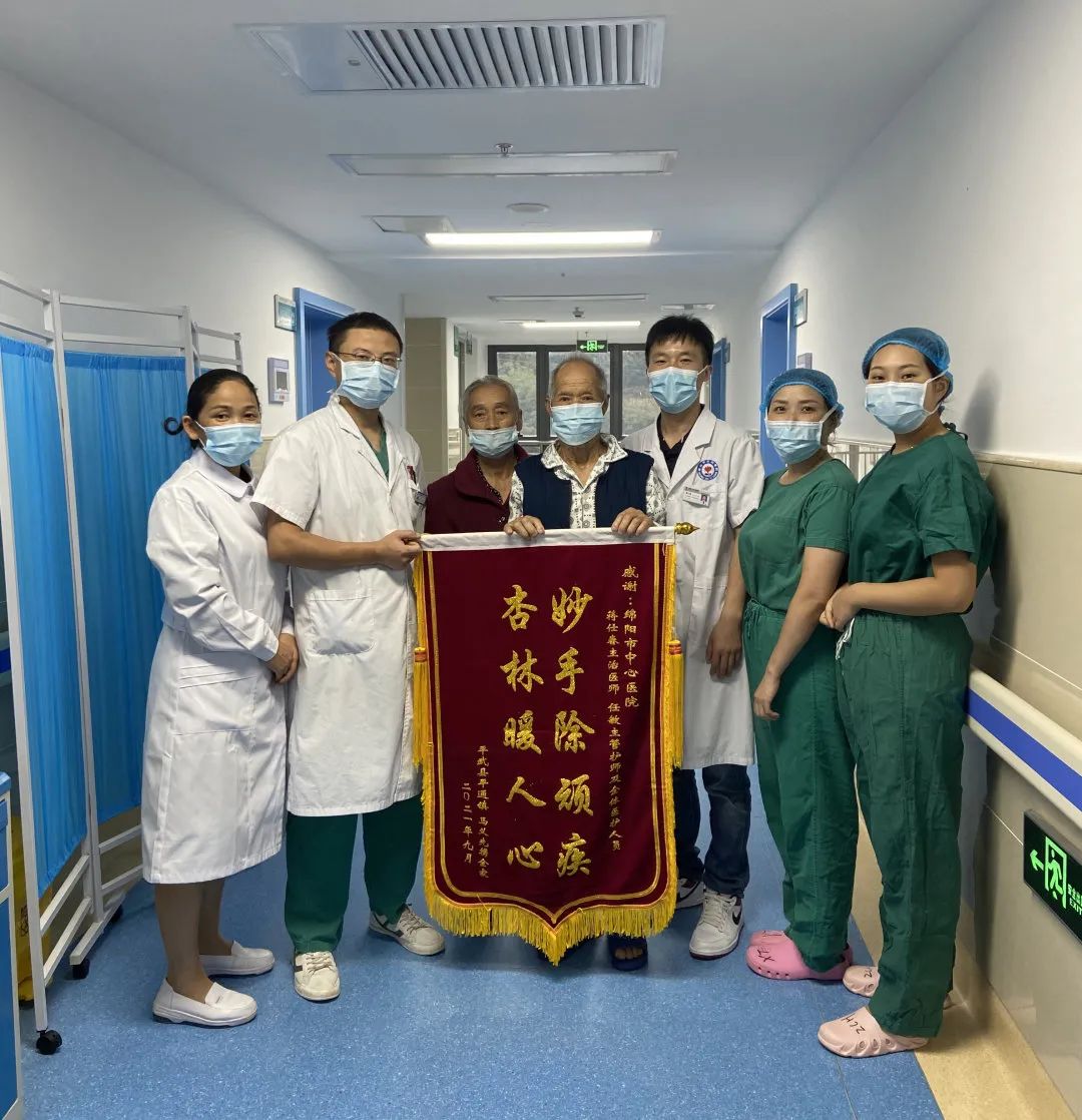 家门口的「治愈系笑容」 绵阳市中心医院医护人员在平武