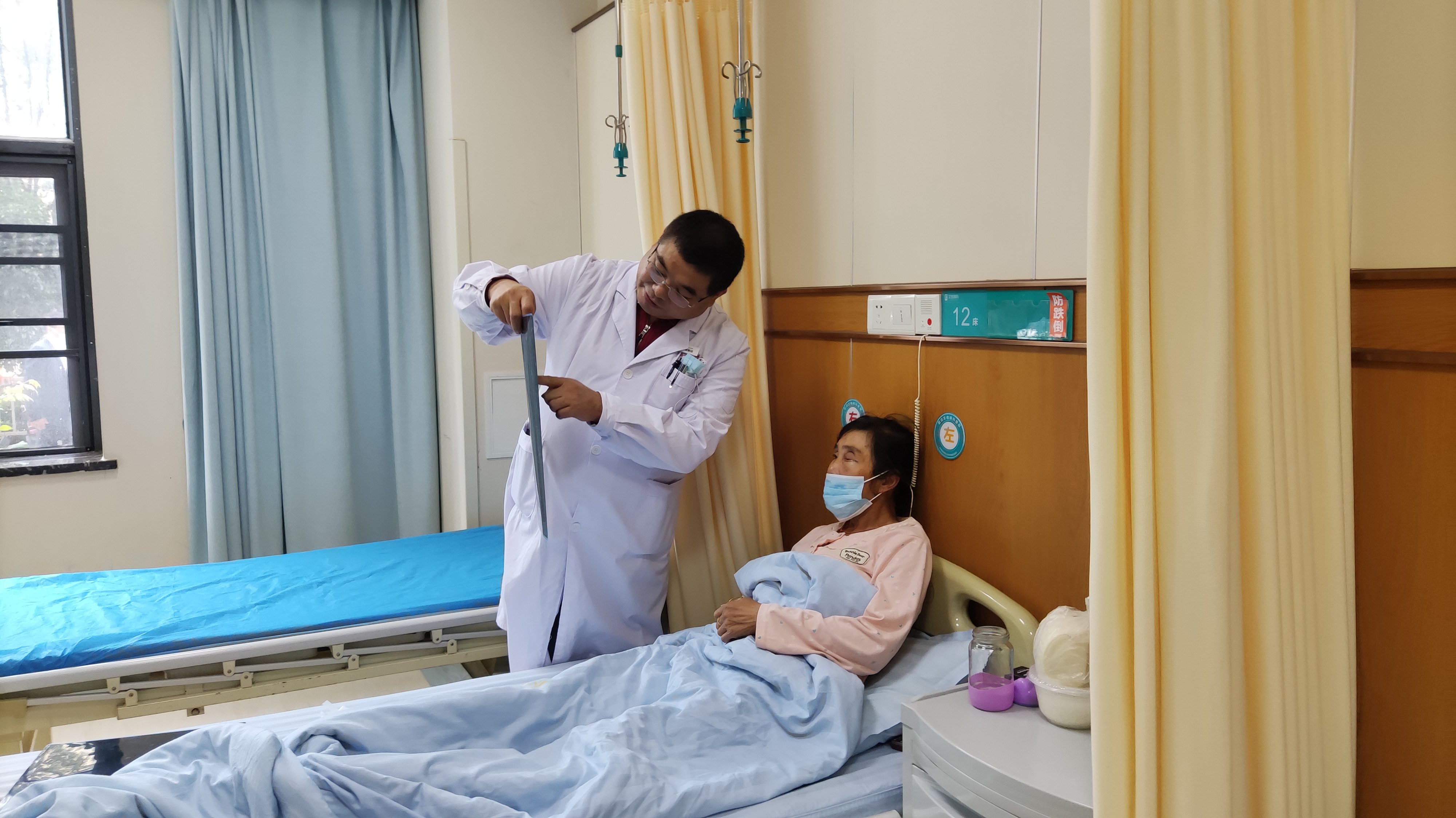 眼内长「鸡蛋」般巨大肿瘤，女子眼球被挤脱臼