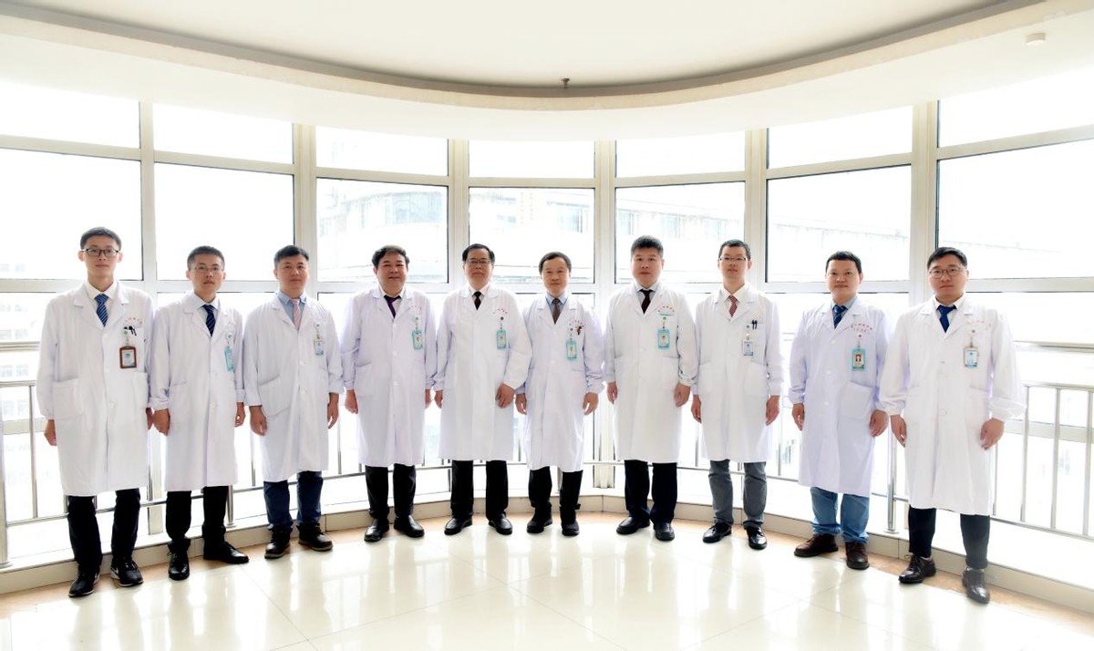 机器人助力巧摘雷区肿瘤！南昌大学二附院成功实施机器人下解剖性亚段肝切除术
