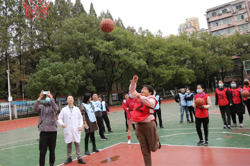 武汉大学中南医院举办减重运动会，220 斤男子瘦身成功带着胖爸参赛