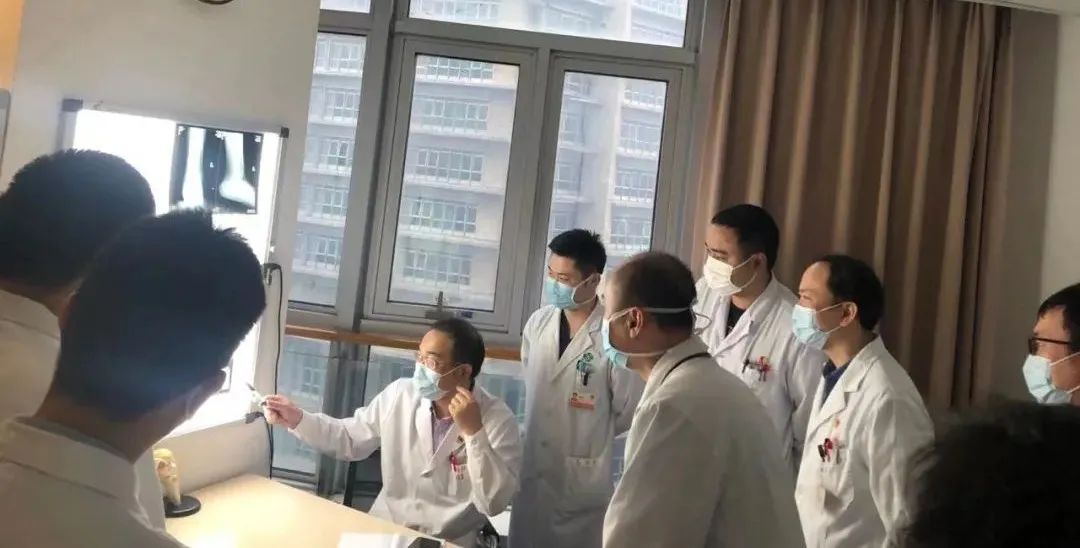 股骨上肿瘤超过 20 公分，假体置换让古稀老人免遭截肢之痛