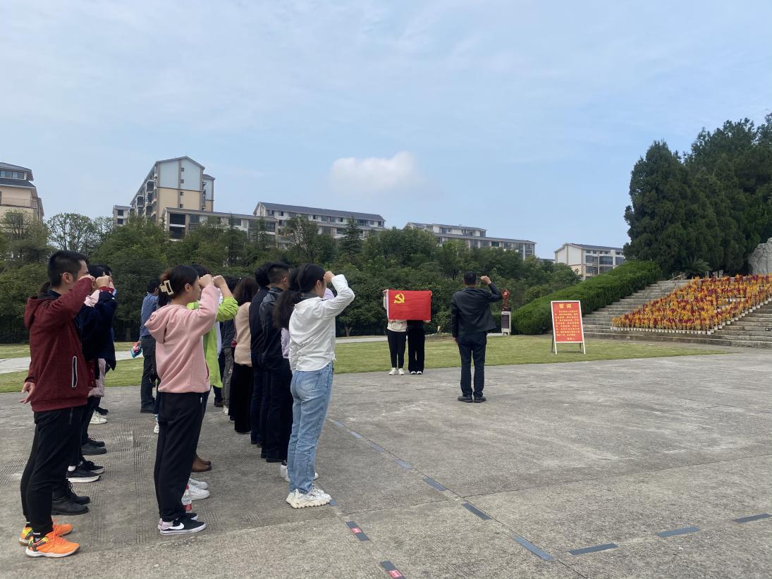 广西壮族自治区南溪山医院组织党员开展党建活动，接受红色洗礼