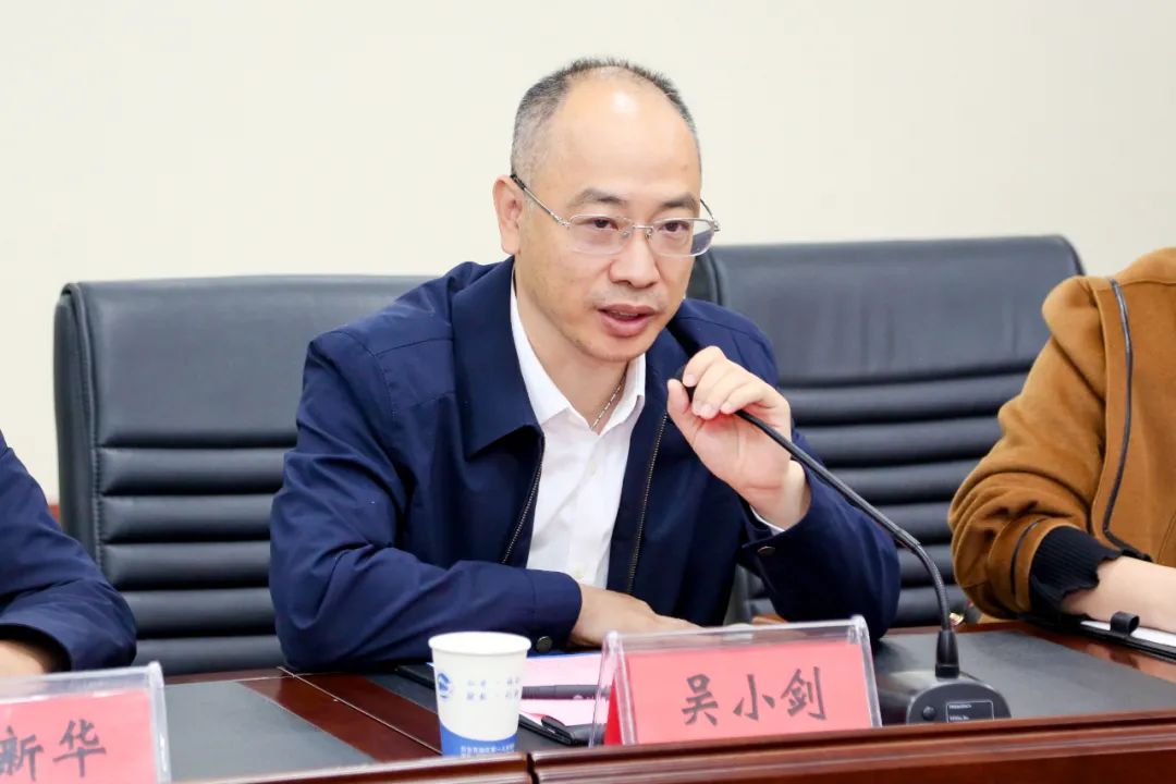 在阿克苏地区第一人民医院召开的座谈会上,程庆林书记对吴小剑院长