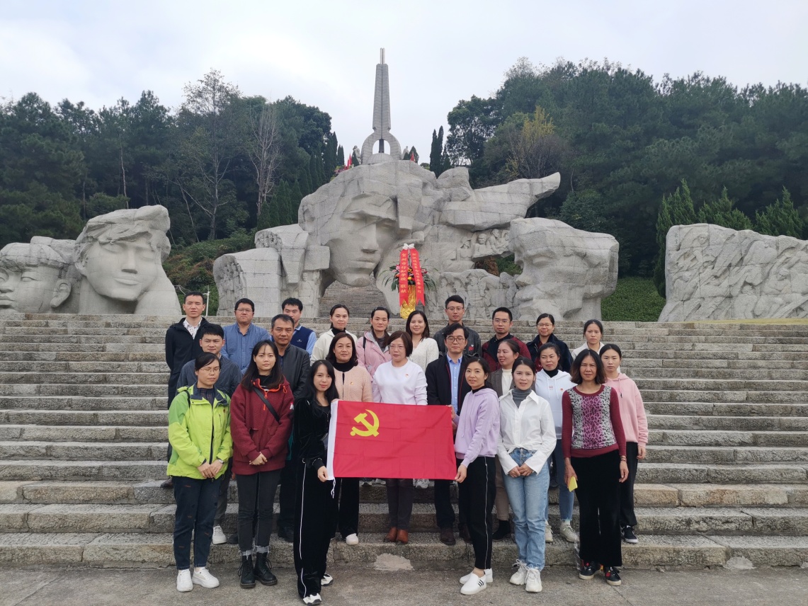 广西壮族自治区南溪山医院组织党员开展党建活动，接受红色洗礼