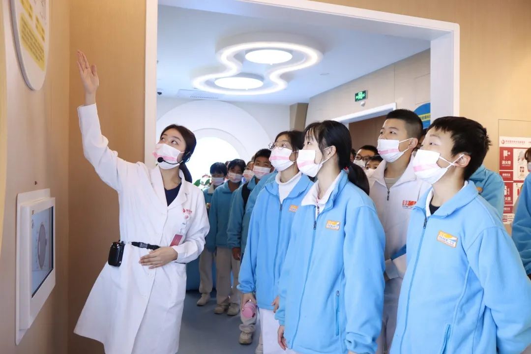 西安眼健康教育科普馆迎来高新一中实验中学学生参观互动