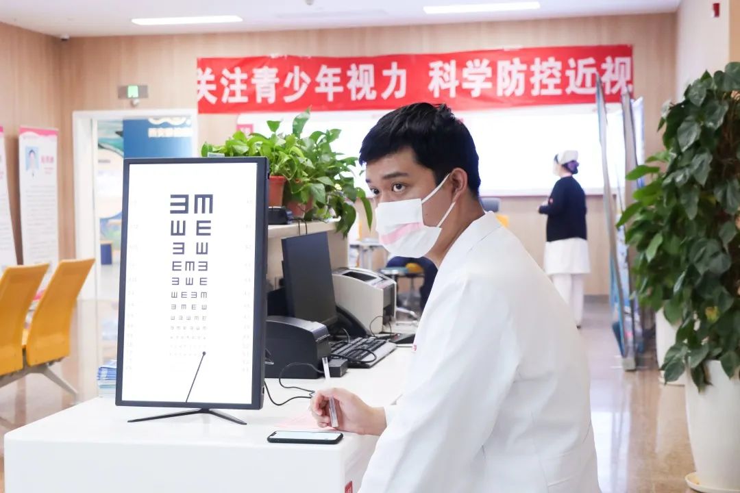 西安眼健康教育科普馆迎来高新一中实验中学学生参观互动