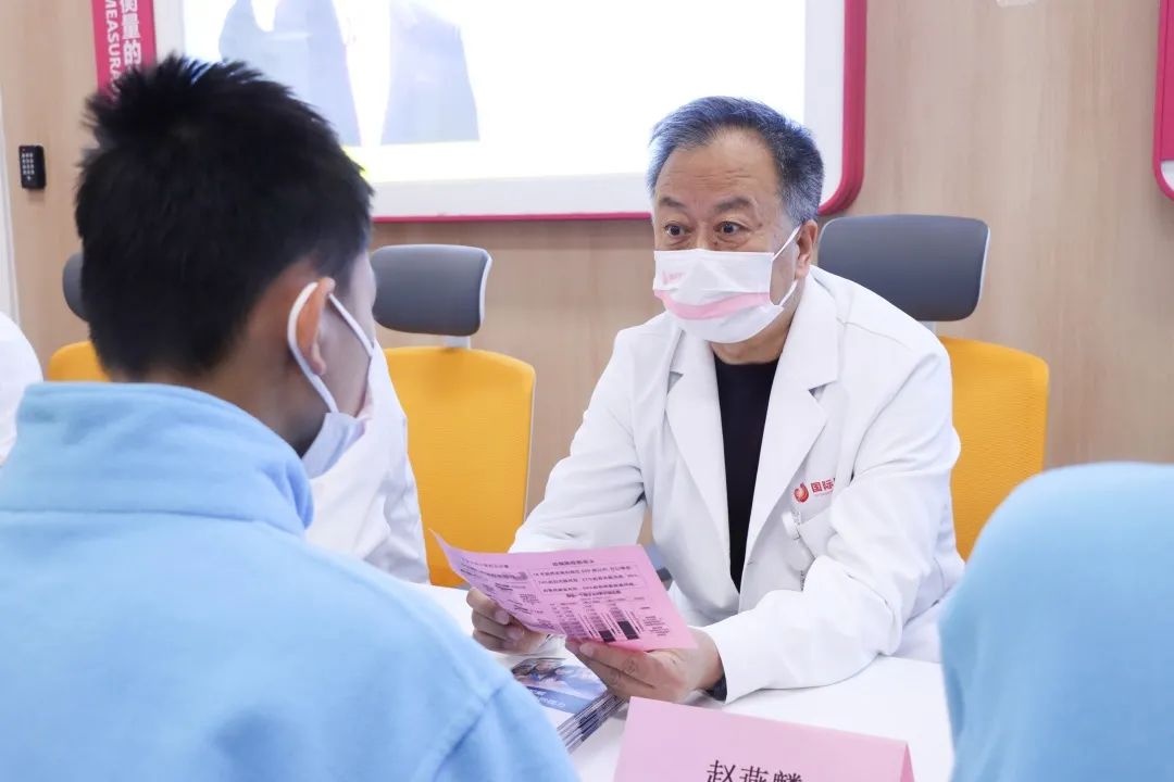 西安眼健康教育科普馆迎来高新一中实验中学学生参观互动