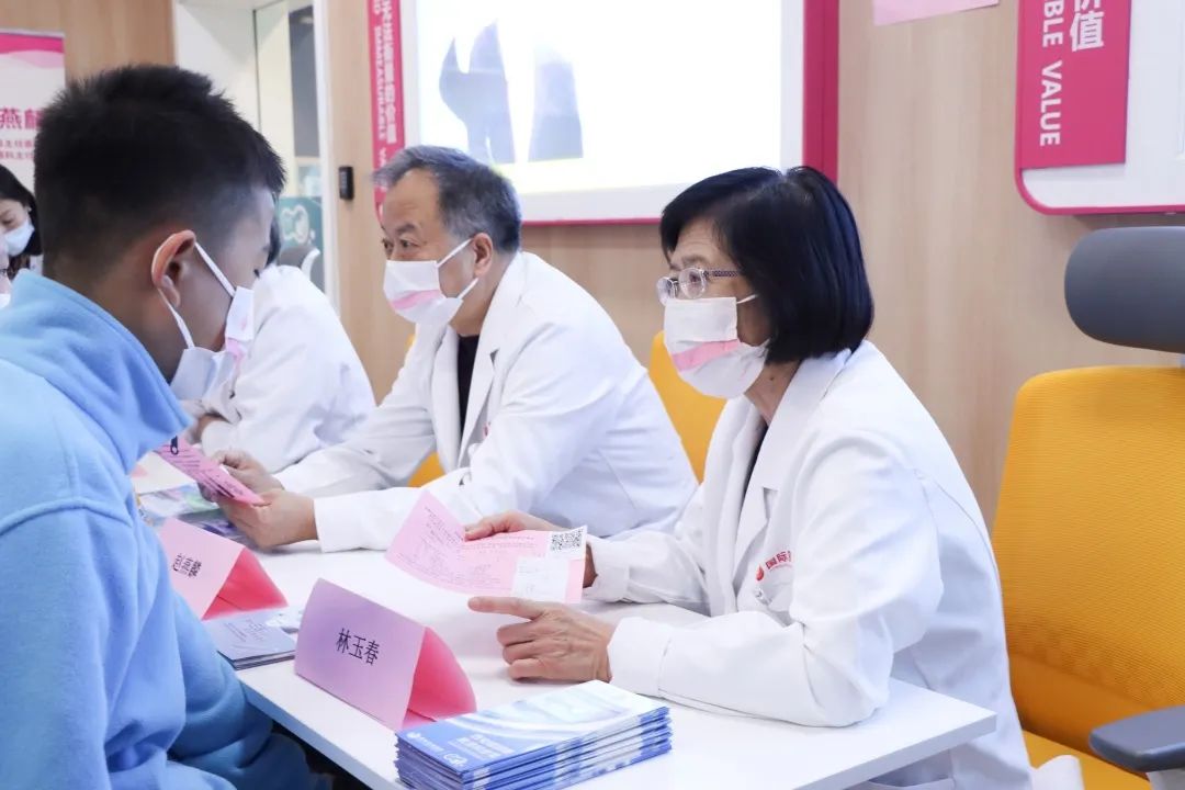 西安眼健康教育科普馆迎来高新一中实验中学学生参观互动