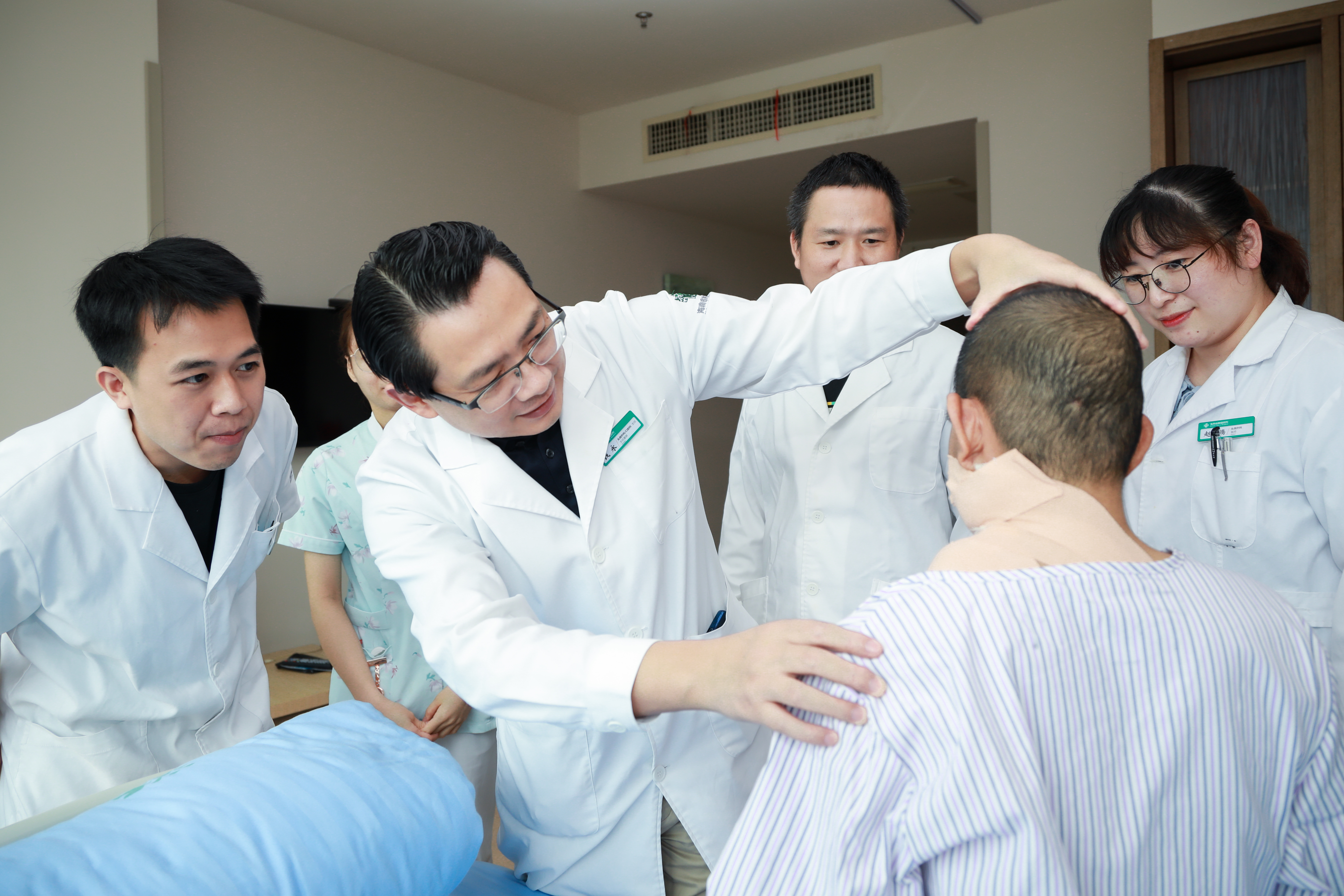 脖子大过头 偏方惹的祸  海南省肿瘤医院专家提醒：肿瘤大病 一定要专病治疗