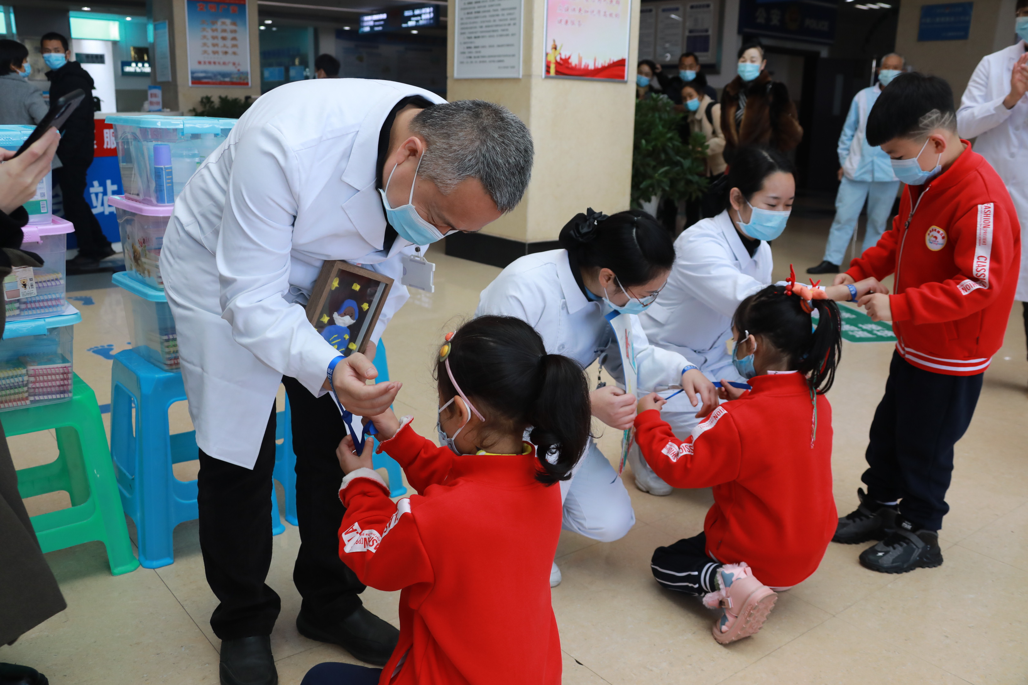 感恩守护生命 致敬白衣战士——金色童年幼儿园到华西广安医院开展感恩节活动
