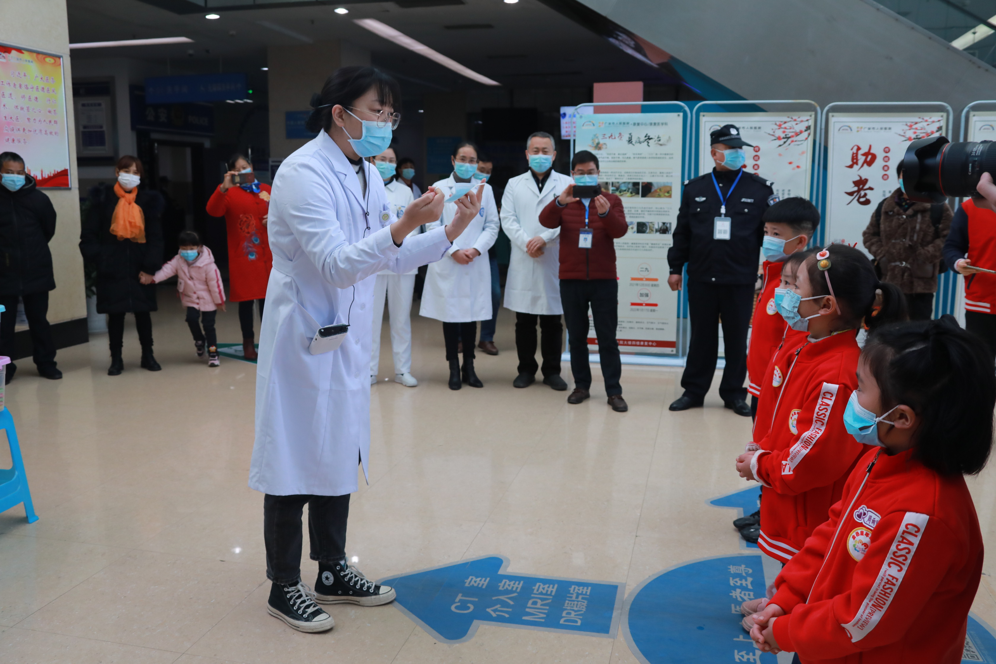 感恩守护生命 致敬白衣战士——金色童年幼儿园到华西广安医院开展感恩节活动