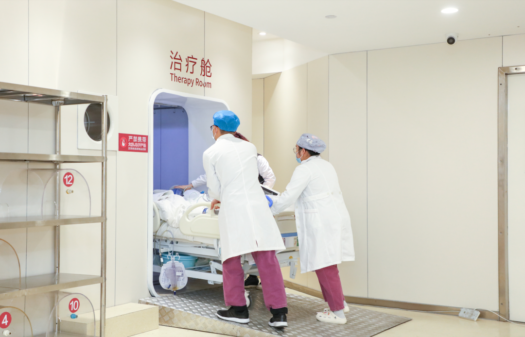 男子高空坠落致重型颅脑损伤，术后仍昏迷