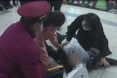 地铁站内男子心脏骤停 武汉大学人民医院护士果断启用 AED 急救成功