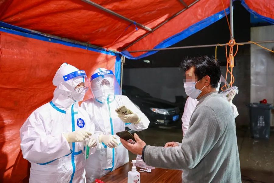 冷雨夜，他们是黑夜中最温暖的那抹「白」！