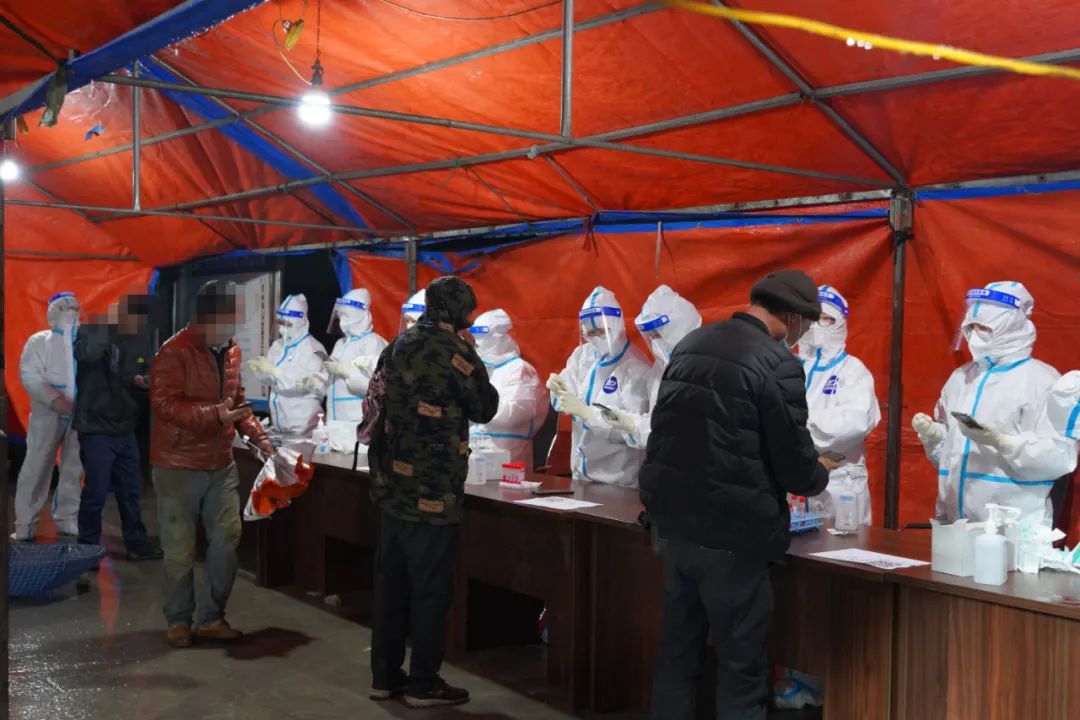 冷雨夜，他们是黑夜中最温暖的那抹「白」！