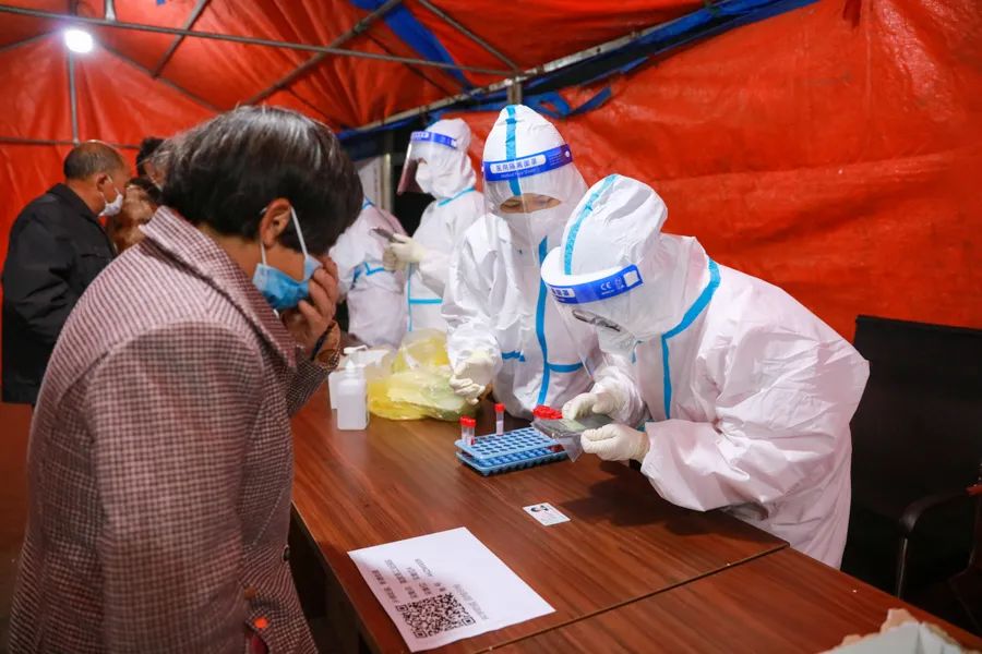 冷雨夜，他们是黑夜中最温暖的那抹「白」！