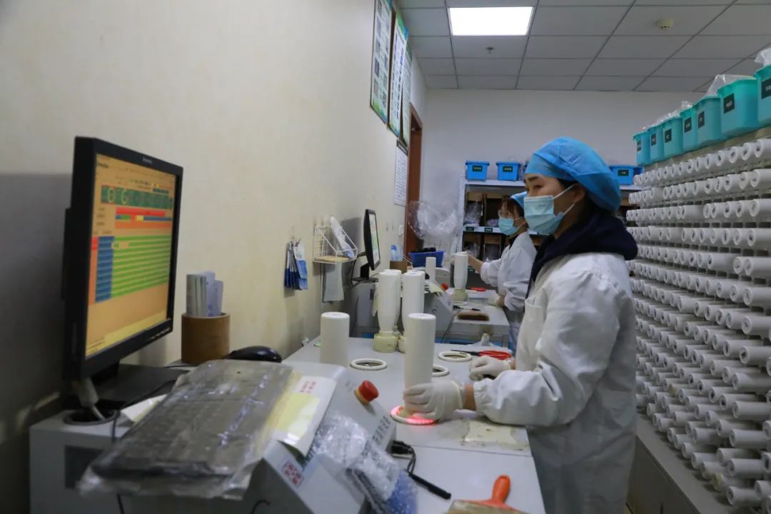 冷雨夜，他们是黑夜中最温暖的那抹「白」！