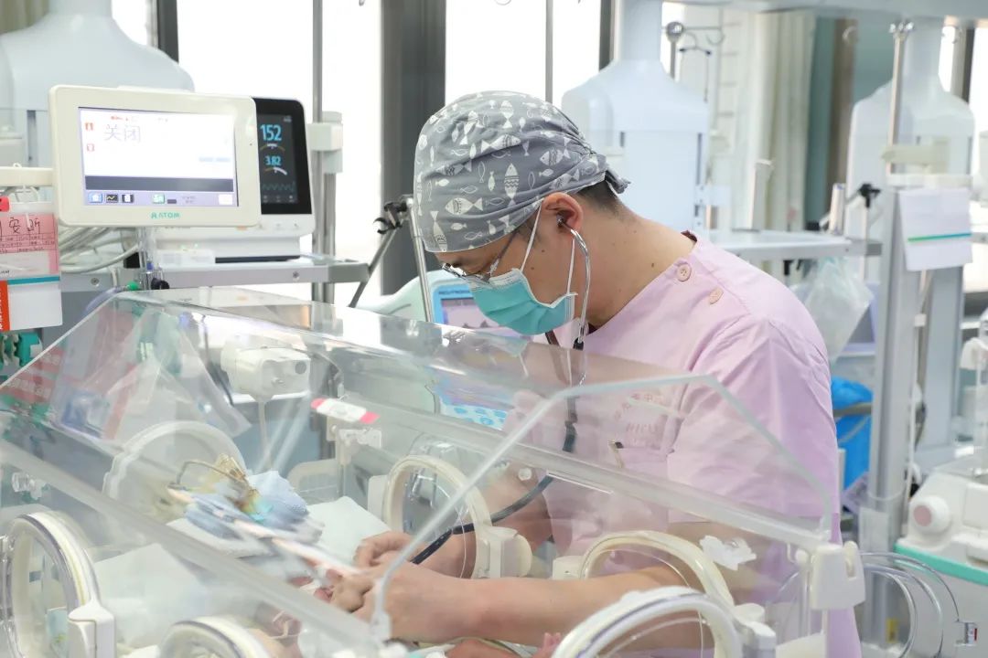 快！23 周早产！1.4 斤的「巴掌宝宝」生命闯关！