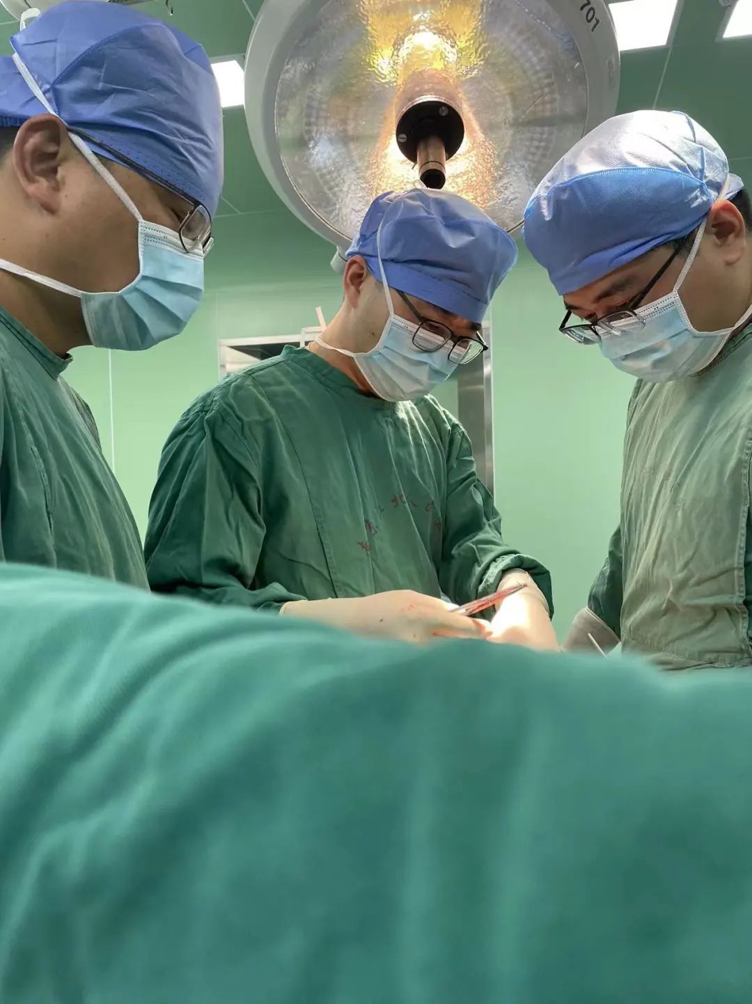 南京江北医院成功完成一例百岁老人髋部骨折人工股骨头置换术