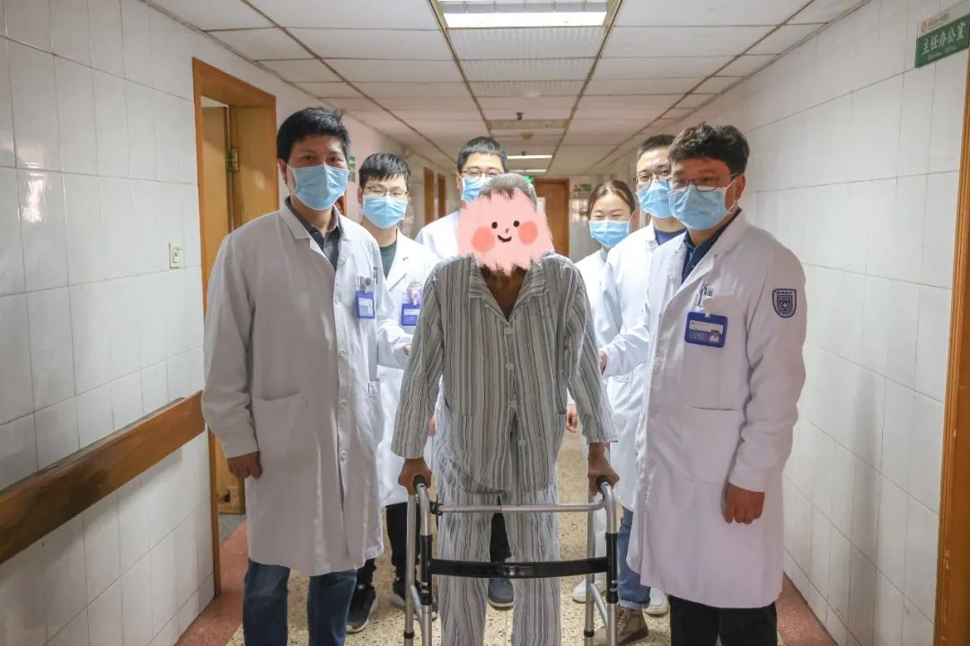 南京江北医院成功完成一例百岁老人髋部骨折人工股骨头置换术