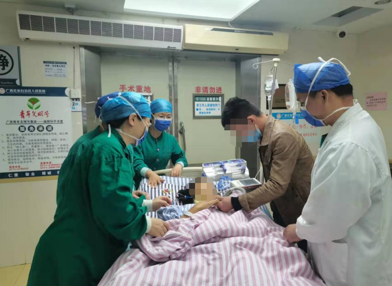 广西壮族自治区人民医院全胸腔镜心脏不停跳手术即时拔除气管插管