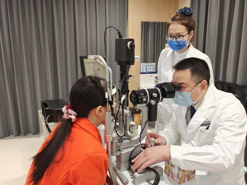 福州爱尔眼科挑战仅剩 3 毫米的泪囊区，成功为「泪眼西施」止住眼泪