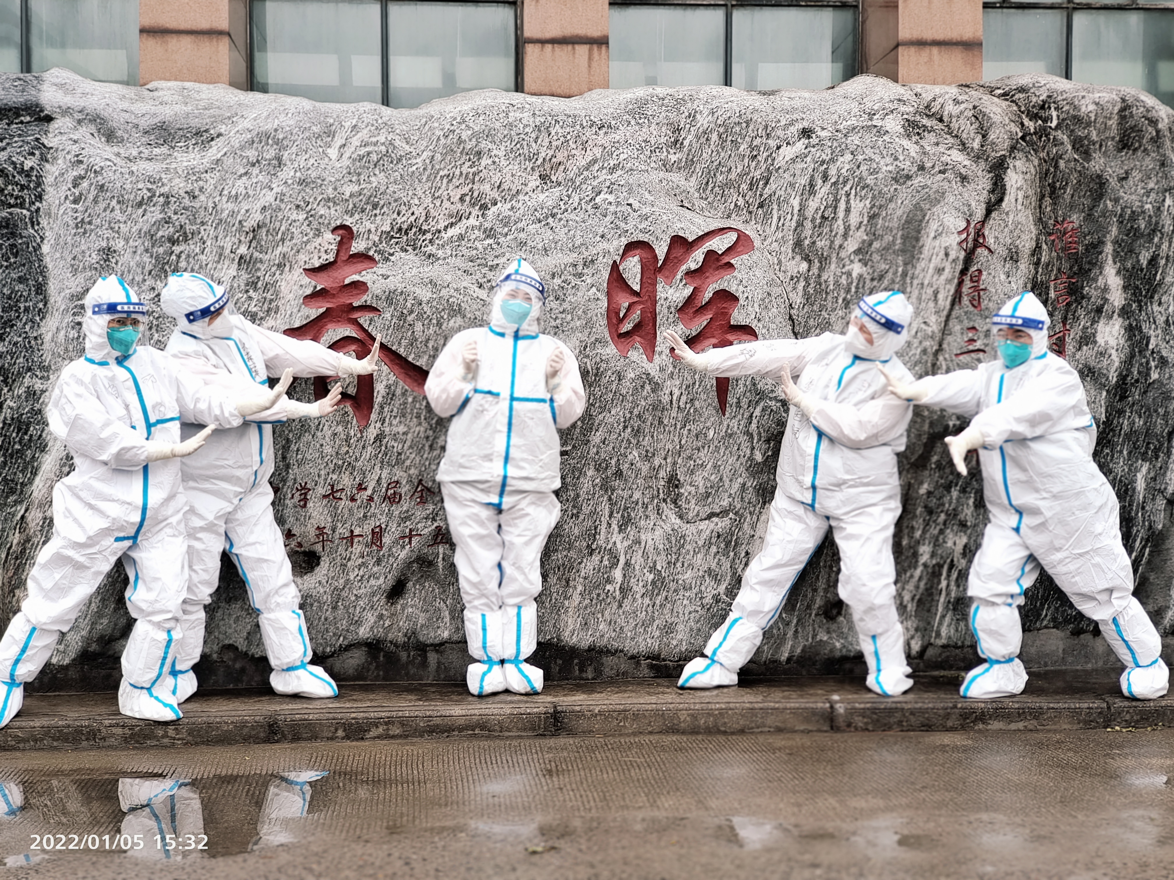 寒冬里的温暖！热心市民为「大白」们送热水袋和暖宝宝