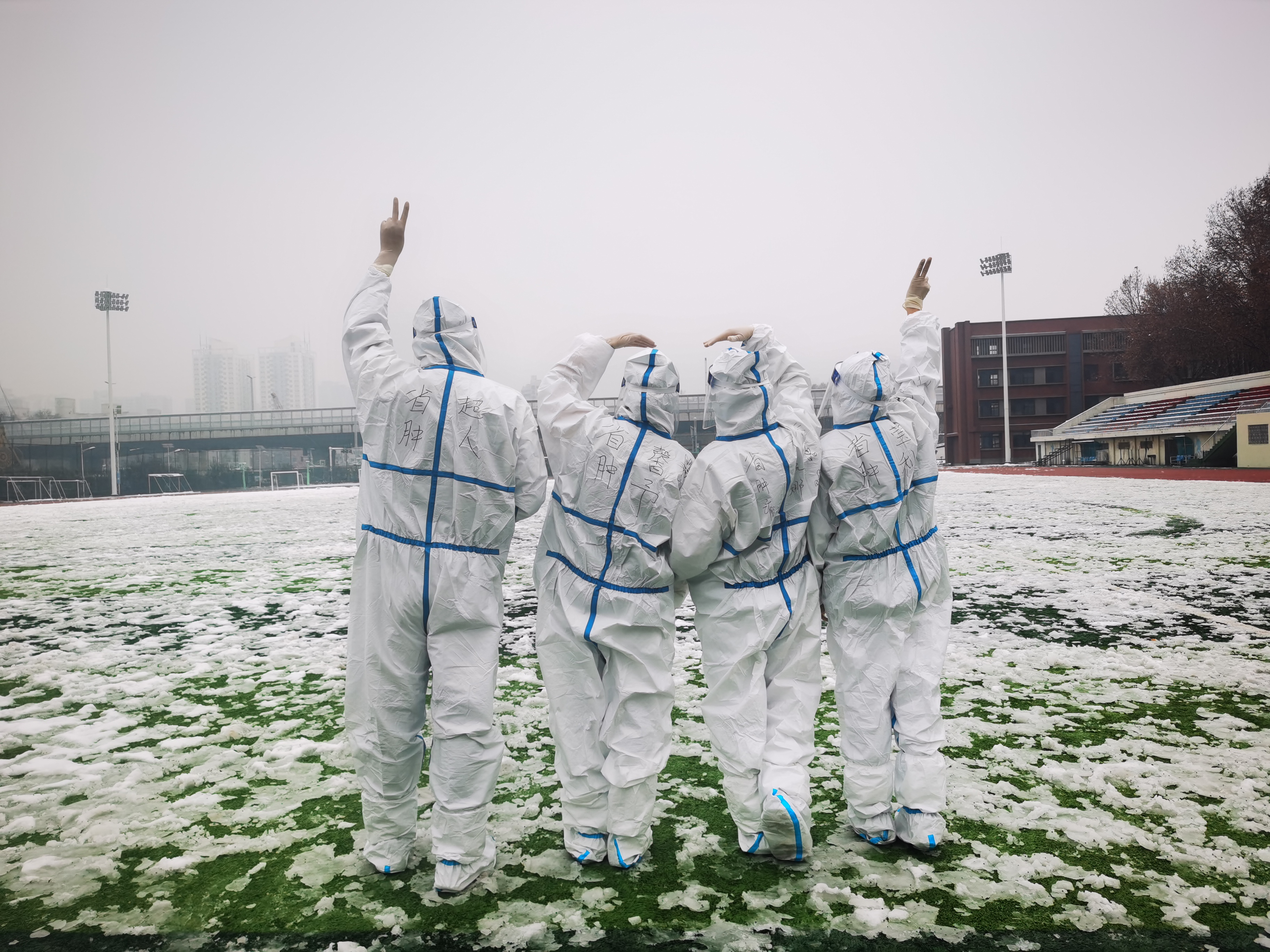 寒冬里的温暖！热心市民为「大白」们送热水袋和暖宝宝