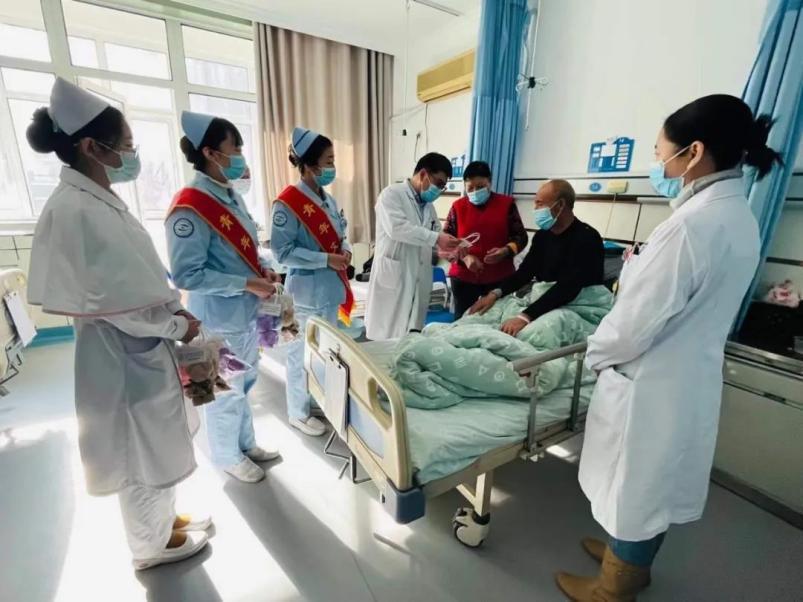 济南市第二人民医院青年文明号眼六科为留院过节的患者送上新年礼物