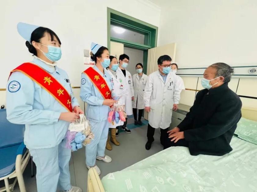 济南市第二人民医院青年文明号眼六科为留院过节的患者送上新年礼物