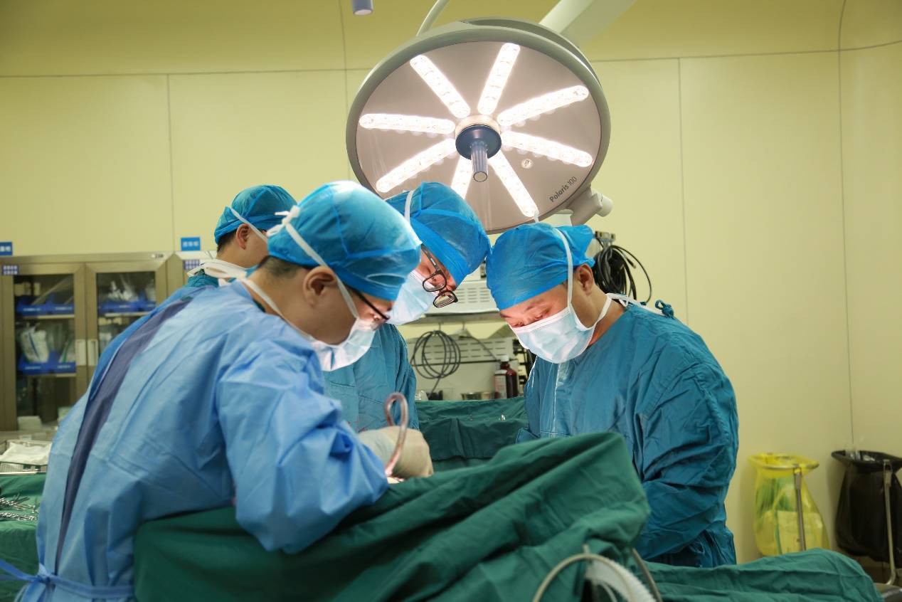 西安交大一附院东院区肝胆外科成功切除直径 25 公分巨大肝肿瘤