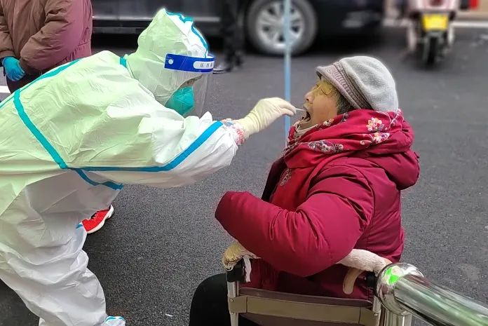 疫情不灭，我们不退——郑州大学五附院核酸检测筛查队战「疫」进行时